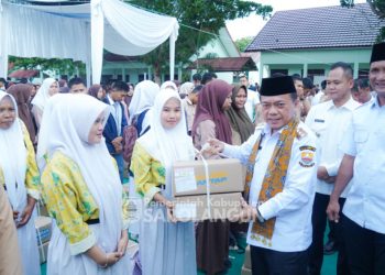 Dorong Mutu Pendidikan, Gubernur Al Hrdan Bupati Hurmin Serahkan Beasiswa Dumisake kepada Ratusan Pelajar di Sarolangun