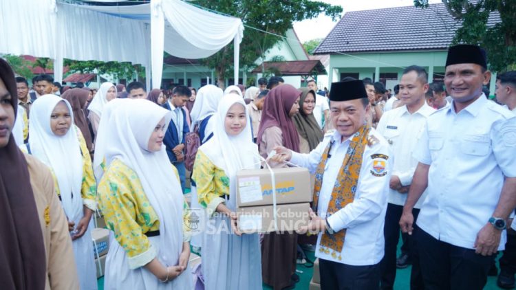 Dorong Mutu Pendidikan, Gubernur Al Hrdan Bupati Hurmin Serahkan Beasiswa Dumisake kepada Ratusan Pelajar di Sarolangun