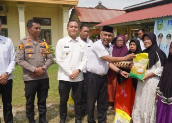 Wabup Gerry Trisatwika Salurkan Bantuan untuk Masyarakat Miskin Ekstrem, Tegaskan Komitmen Pemkab Sarolangun Hadir bagi Rakyat