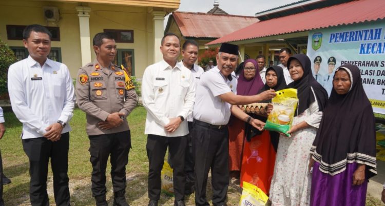Wabup Gerry Trisatwika Salurkan Bantuan untuk Masyarakat Miskin Ekstrem, Tegaskan Komitmen Pemkab Sarolangun Hadir bagi Rakyat