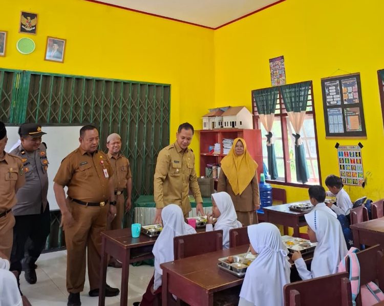 Perdana di Kabupaten Sarolangun, 931 Siswa Nikmati Program Makan Bergizi Gratis