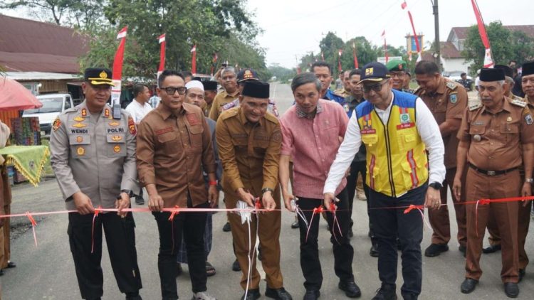 Kolaborasi Pusat-Daerah, Edi Purwanto dan Bupati Sarolangun Resmikan Jalan Singkut 7