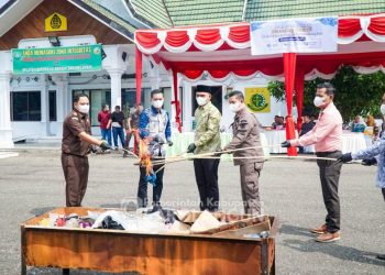 Bupati dan Kajari Sarolangun Musnahkan Barang Bukti Puluhan Perkara Inkrah