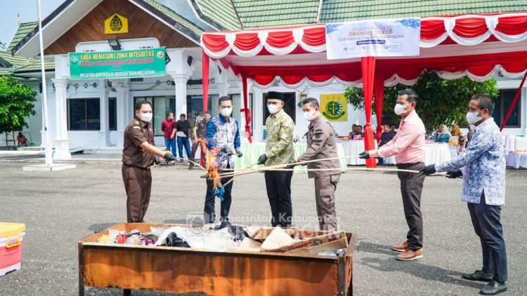 Bupati dan Kajari Sarolangun Musnahkan Barang Bukti Puluhan Perkara Inkrah