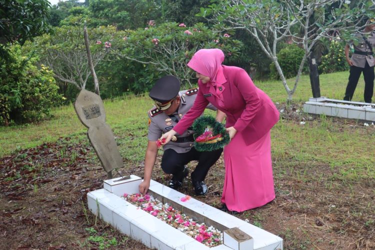 Jelang HUT Bhayangkara ke-80, Polres Sarolangun Ziarah ke TMP Satria Bhakti