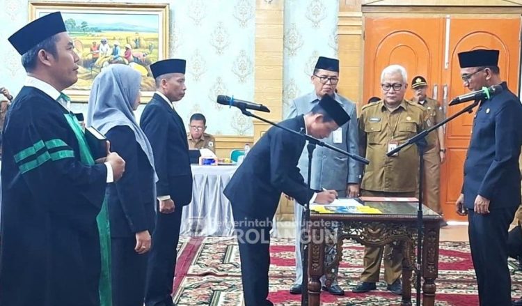 Bupati Hurmin Lantik Tiga Pejabat Tinggi Pratama dan Kukuhkan 57 Kepala Sekolah