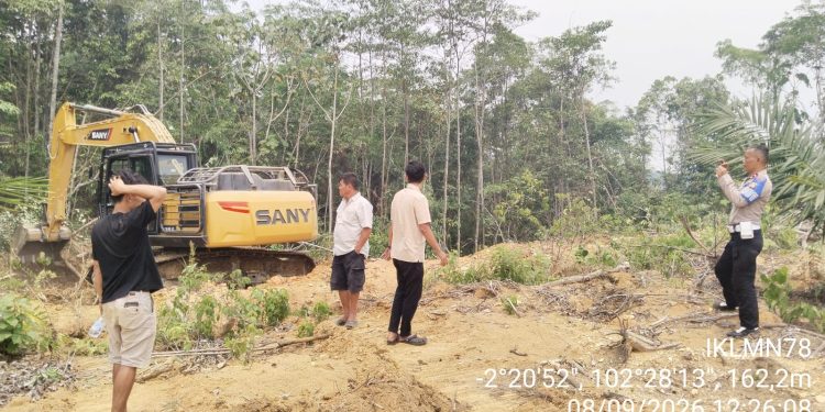 Beredar Video Excavator Melintas di Depan Mapolsek Limun, Polisi Pastikan Tidak Terkait Aktivitas PETI