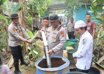 Polres Sarolangun Salurkan Air Bersih untuk Warga Desa Ladang Panjang yang Terdampak Kekeringan