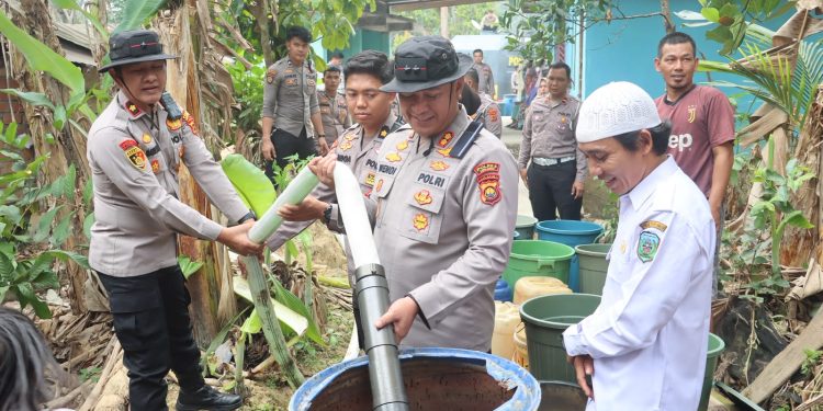 Polres Sarolangun Salurkan Air Bersih untuk Warga Desa Ladang Panjang yang Terdampak Kekeringan