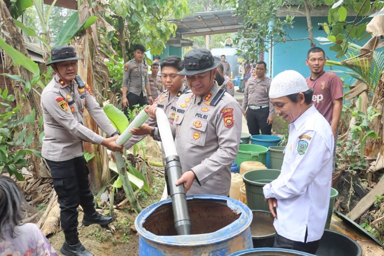 Polres Sarolangun Salurkan Air Bersih untuk Warga Desa Ladang Panjang yang Terdampak Kekeringan