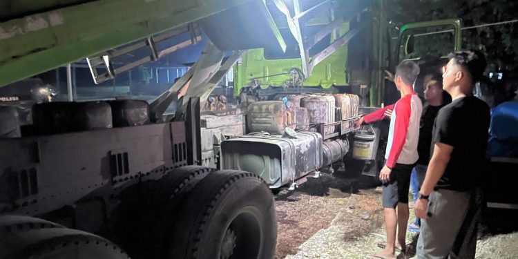Polisi Temukan 21 Galon Bio Solar Disembunyikan di Bawah Bak Truk, Sopir Diamankan