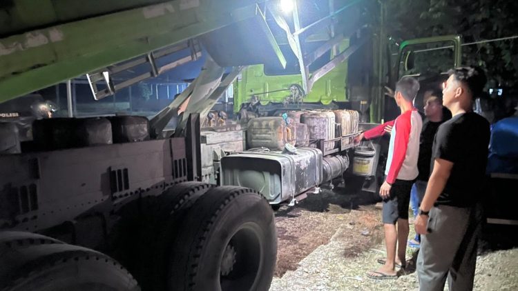 Polisi Temukan 21 Galon Bio Solar Disembunyikan di Bawah Bak Truk, Sopir Diamankan